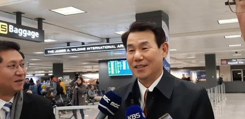 정은보 한미 방위비분담협상대사는 2일(현지시간) 3∼4일 워싱턴에서 열리는 4차 한미방위비분담금 협상을 위해 덜레스국제공항에 도착한 뒤 특파원들과 문답을 하고 있다.  연합뉴스